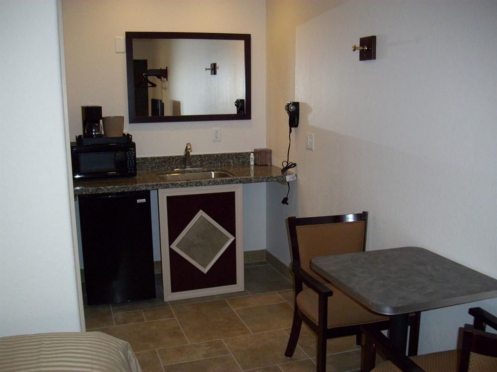 Price Pointe Inn Waukesha Dış mekan fotoğraf